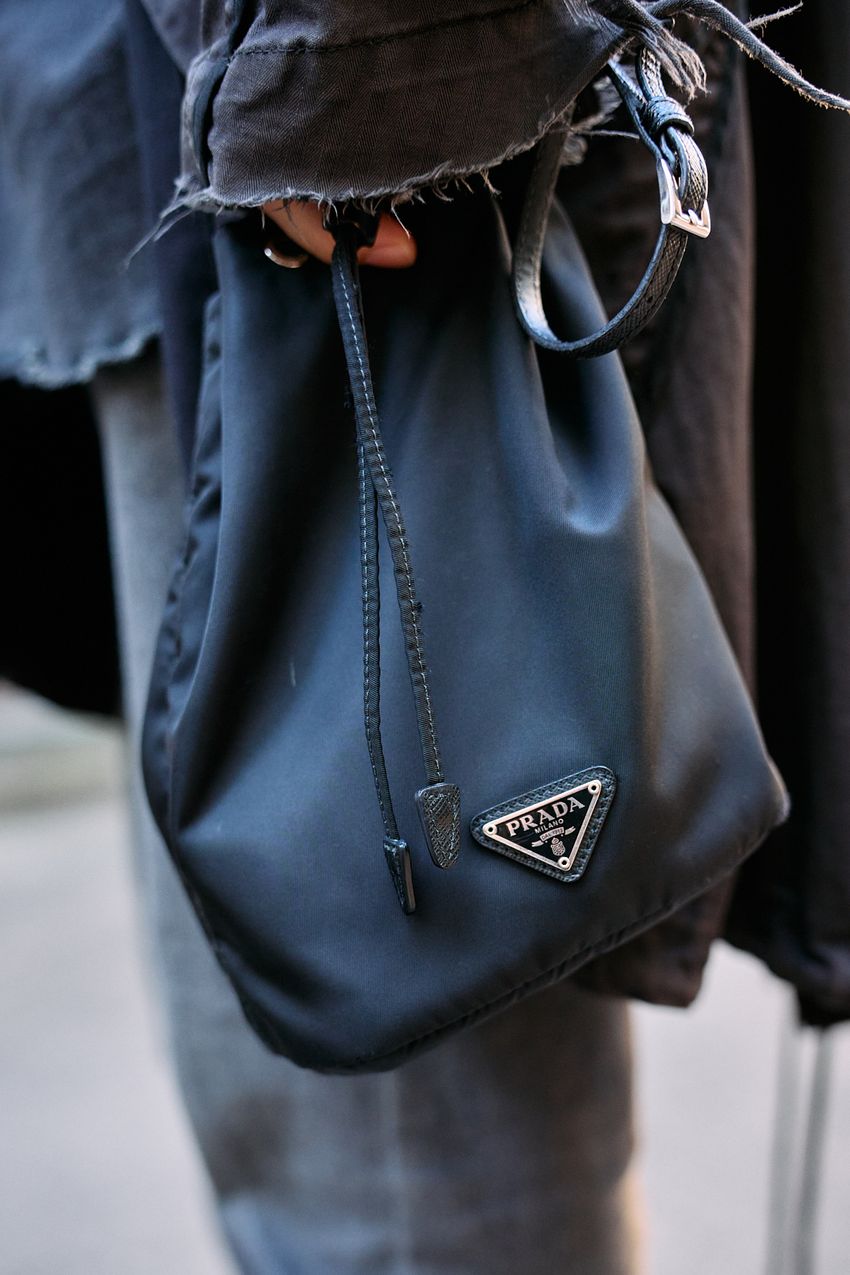 「巾着プラダ」は休日バッグの最適解！楽して洒落て見える特効薬の処方箋3選 - 2枚目の画像