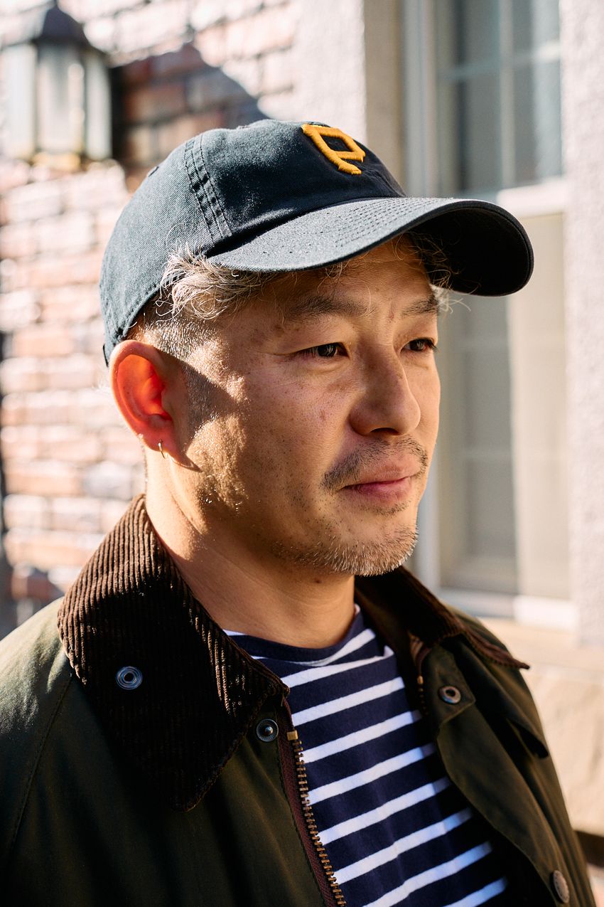 「スニーカーはニューバランス」な大人たち、アウターは何選ぶ？愛用ブランドはフリークス、バブアー…… - 9枚目の画像