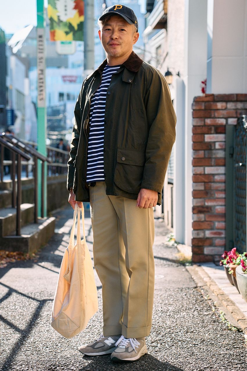 「スニーカーはニューバランス」な大人たち、アウターは何選ぶ？愛用ブランドはフリークス、バブアー…… - 8枚目の画像