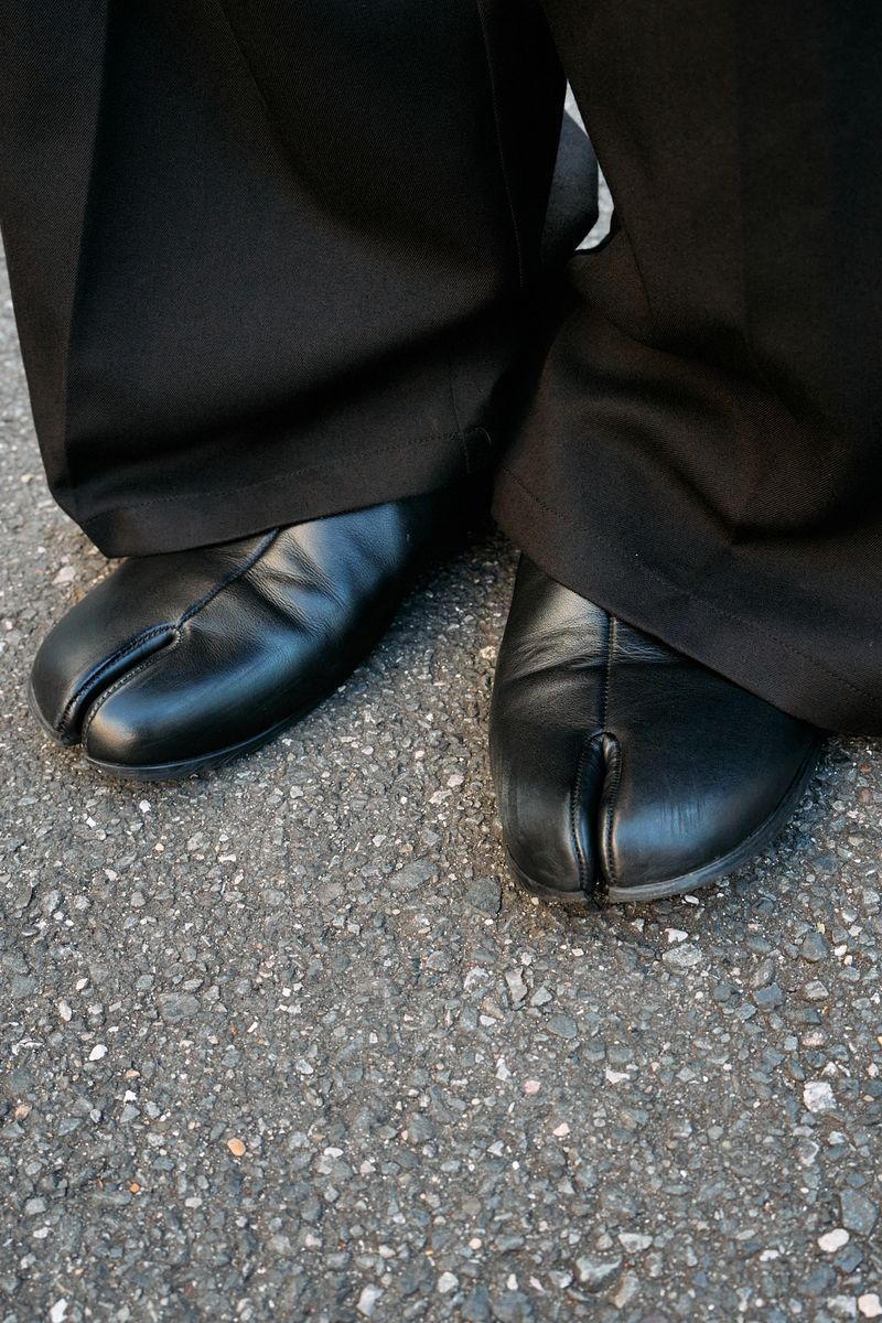 差し色はバッグ派。黒×青の配色がGOOD 阿部絋弥 7枚目の写真