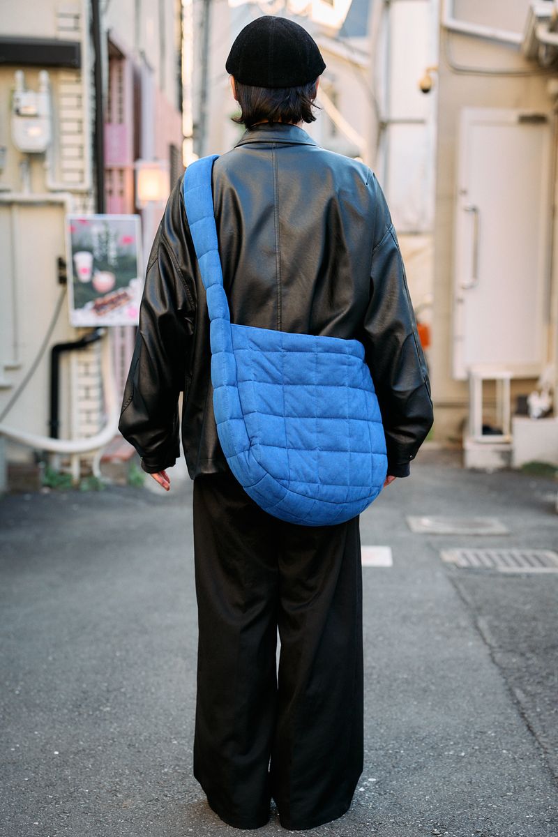 差し色はバッグ派。黒×青の配色がGOOD 阿部絋弥 2枚目の写真