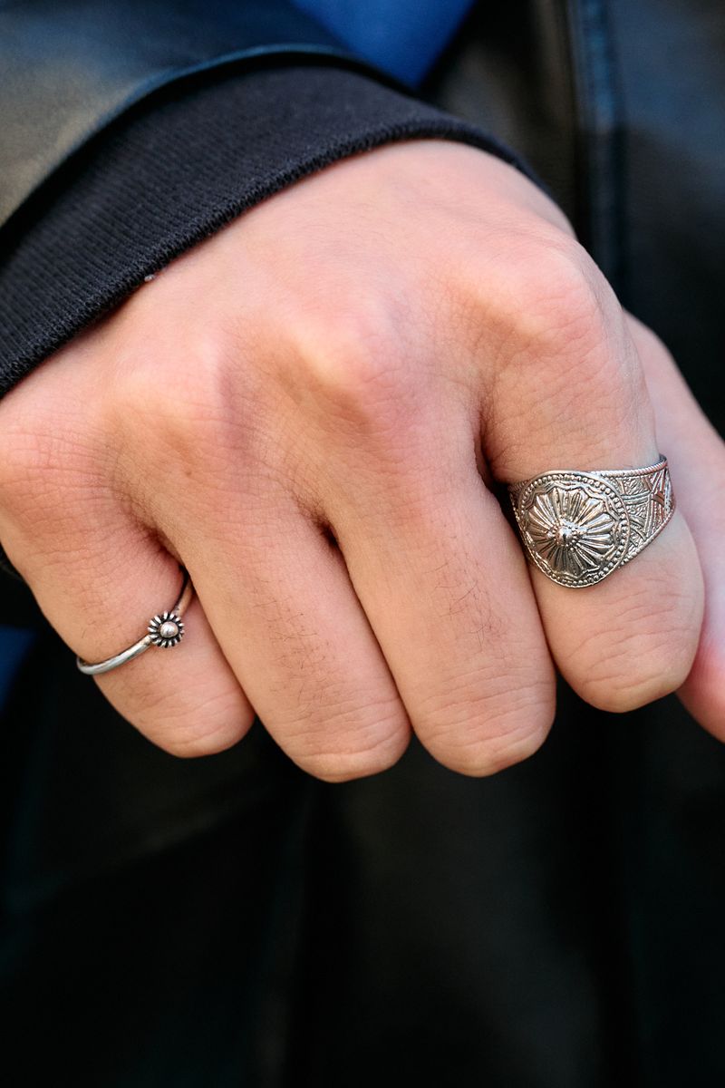 差し色はバッグ派。黒×青の配色がGOOD 阿部絋弥 6枚目の写真