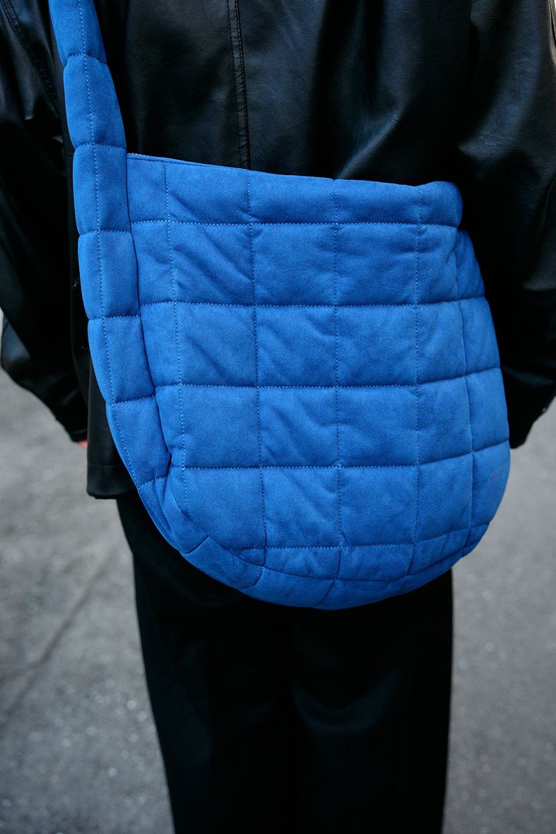 差し色はバッグ派。黒×青の配色がGOOD 阿部絋弥 4枚目の写真