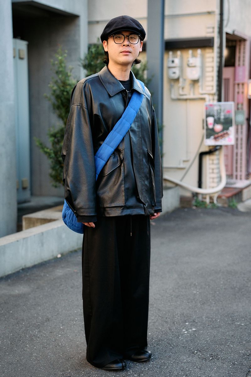 差し色はバッグ派。黒×青の配色がGOOD 阿部絋弥