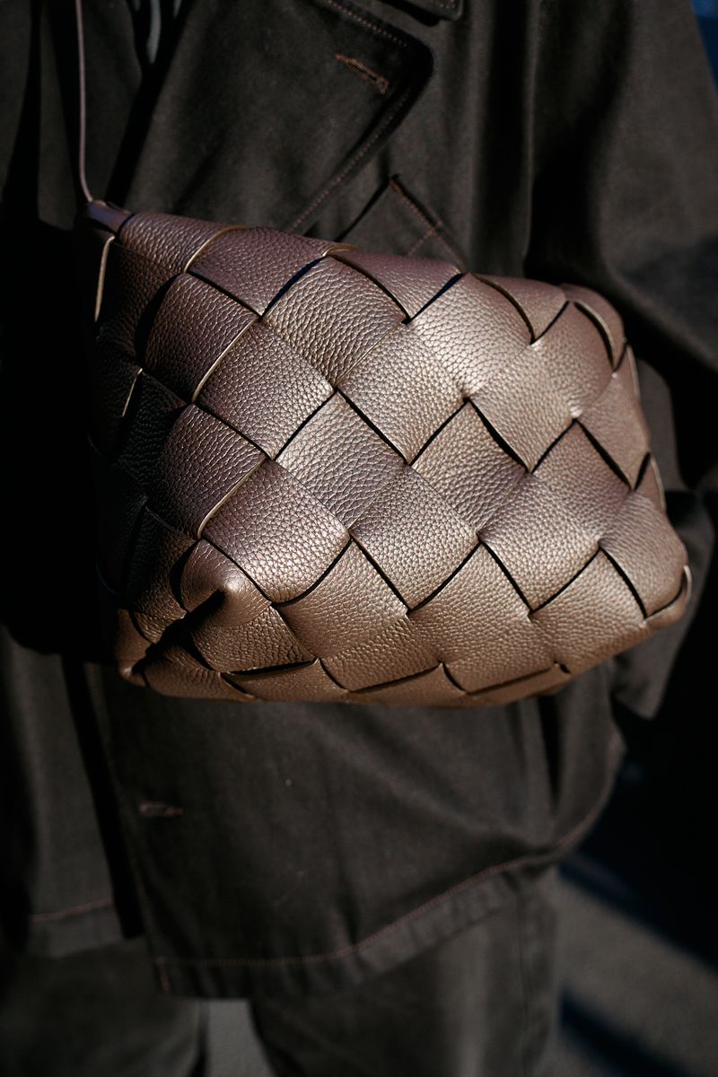 黒の濃さを使い分けるオールブラック上級者 ジュリアン・メイ 5枚目の写真