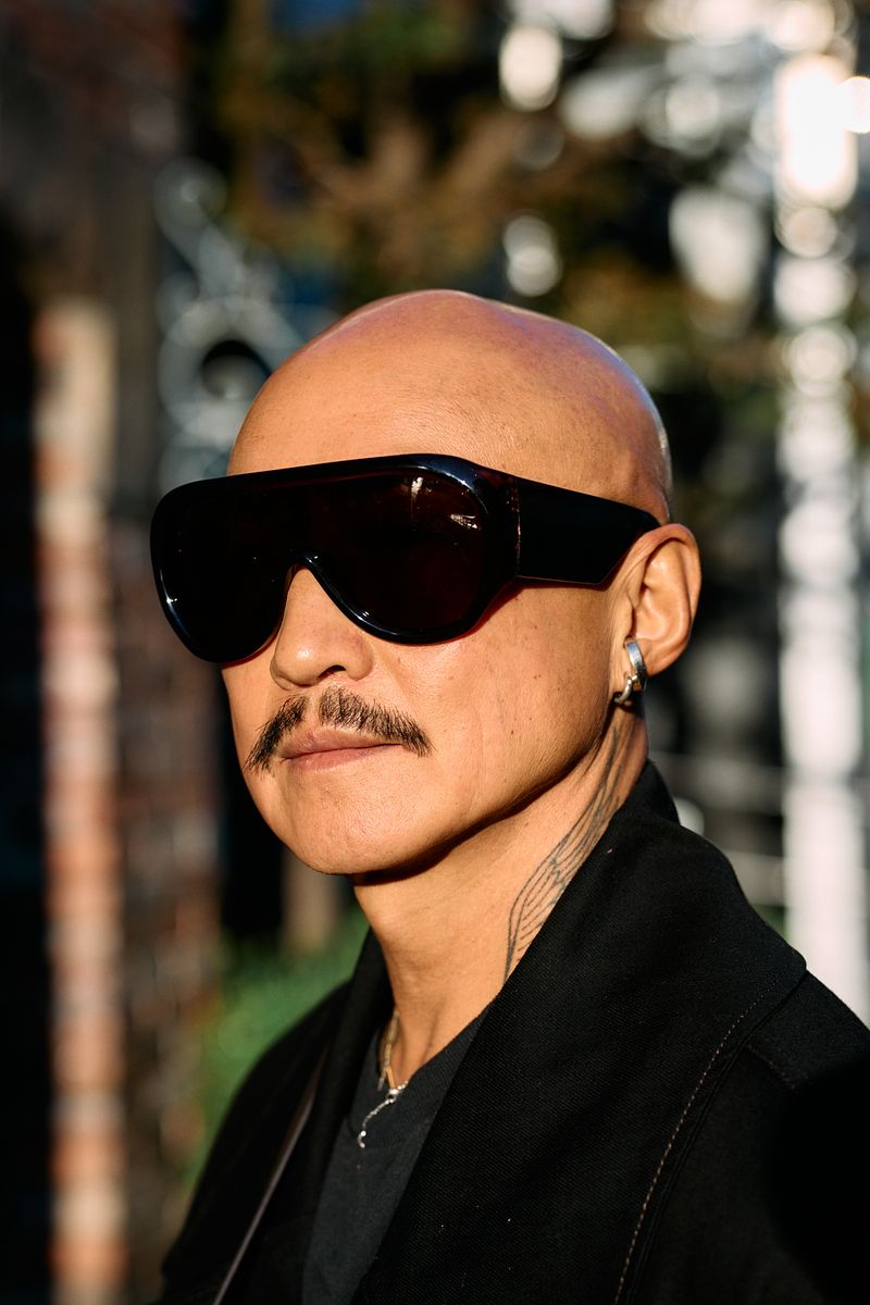 黒の濃さを使い分けるオールブラック上級者 ジュリアン・メイ 3枚目の写真