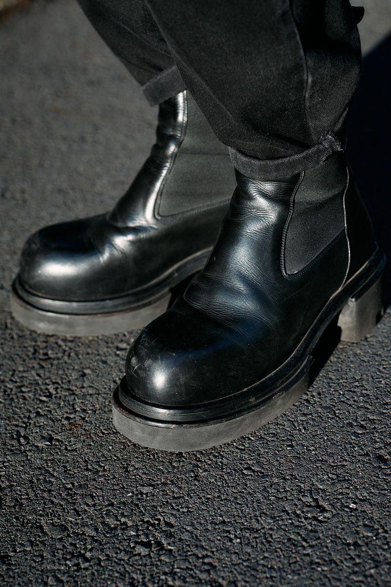 黒の濃さを使い分けるオールブラック上級者 ジュリアン・メイ 6枚目の写真