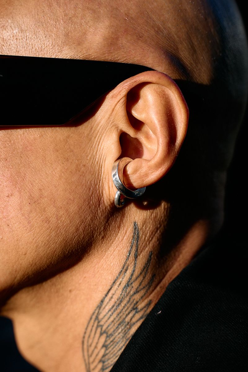 黒の濃さを使い分けるオールブラック上級者 ジュリアン・メイ 4枚目の写真