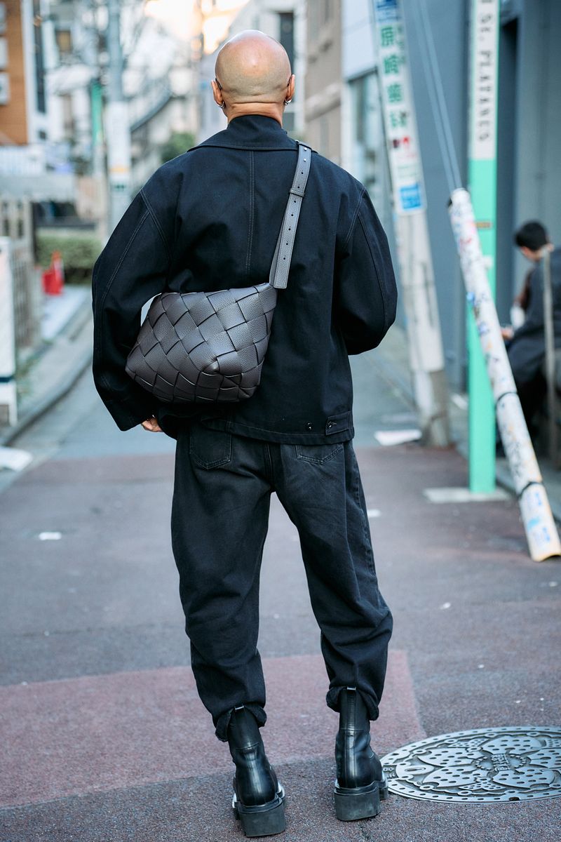 黒の濃さを使い分けるオールブラック上級者 ジュリアン・メイ 2枚目の写真