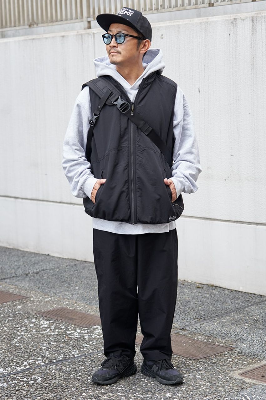 存在感抜群、ニューバランス「トリプルブラック」。洒落者たちの起用法を街角スナップで - 3枚目の画像