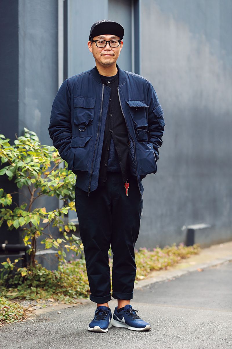 黒と紺のコンビで、奥行きあるコーディネートに 影山 実