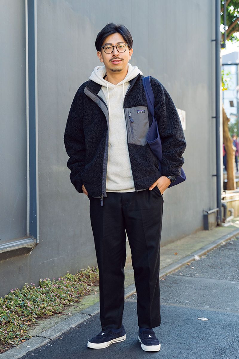 フリースとバッグにチラリ。ラフに作る都市型アウトドア 鈴木理央