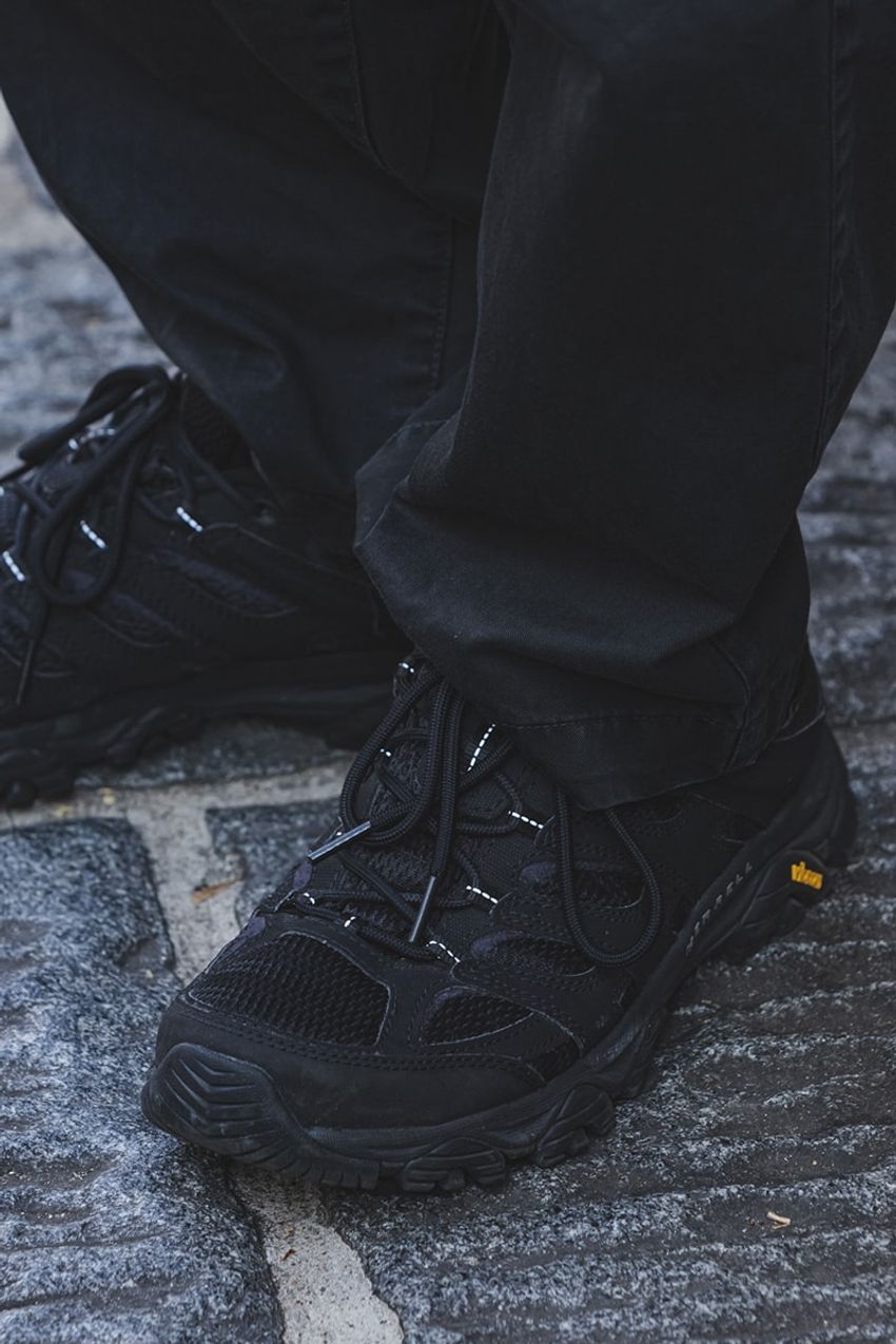 大注目「メレル」のスニーカー、どう取り入れる？ 模範解答となる3名の着こなしをチェック！ - 4枚目の画像