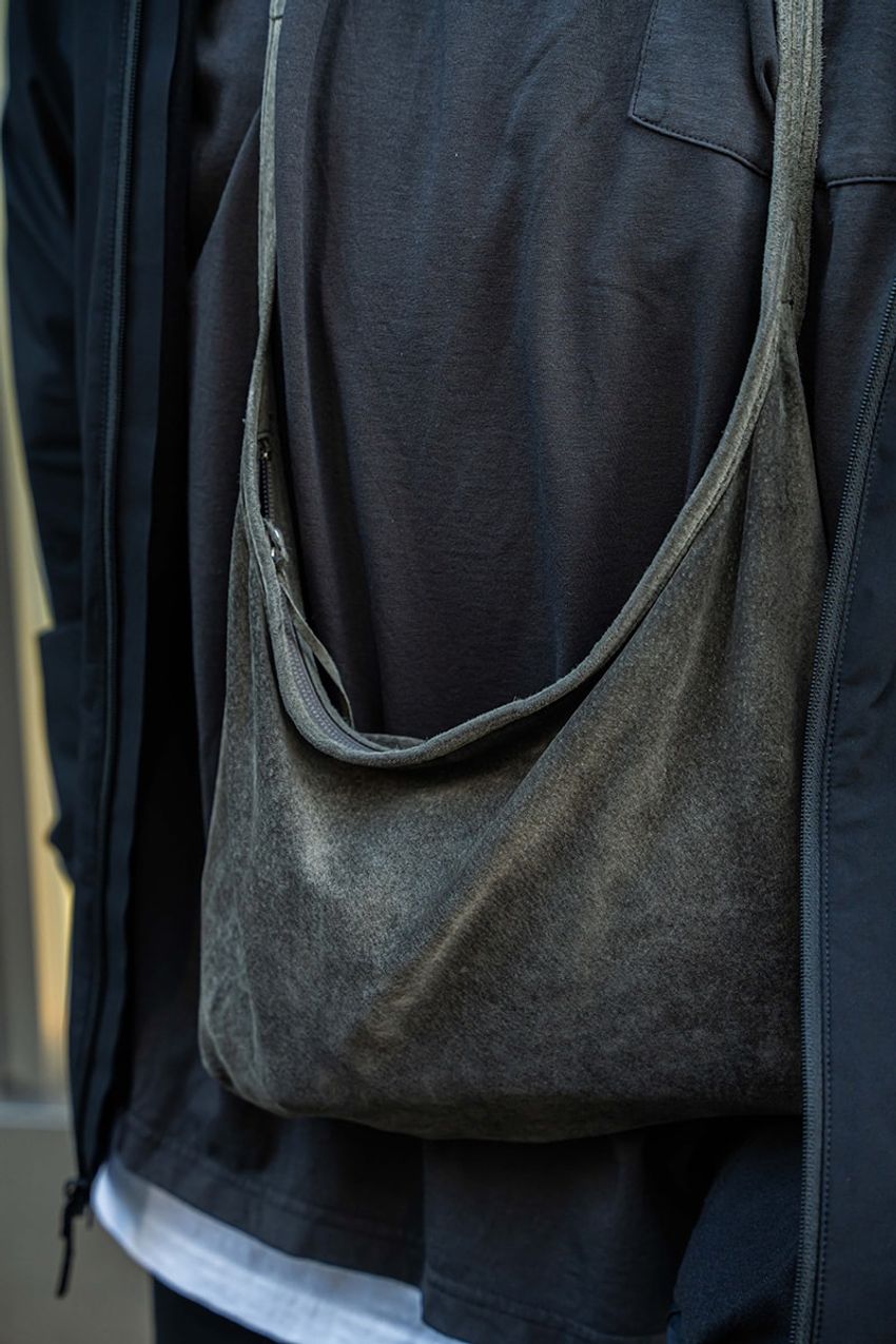 「アークテリクス」の“黒シェル”が街角で高支持率！重ね着もアウターもイケる汎用性を証明 - 6枚目の画像