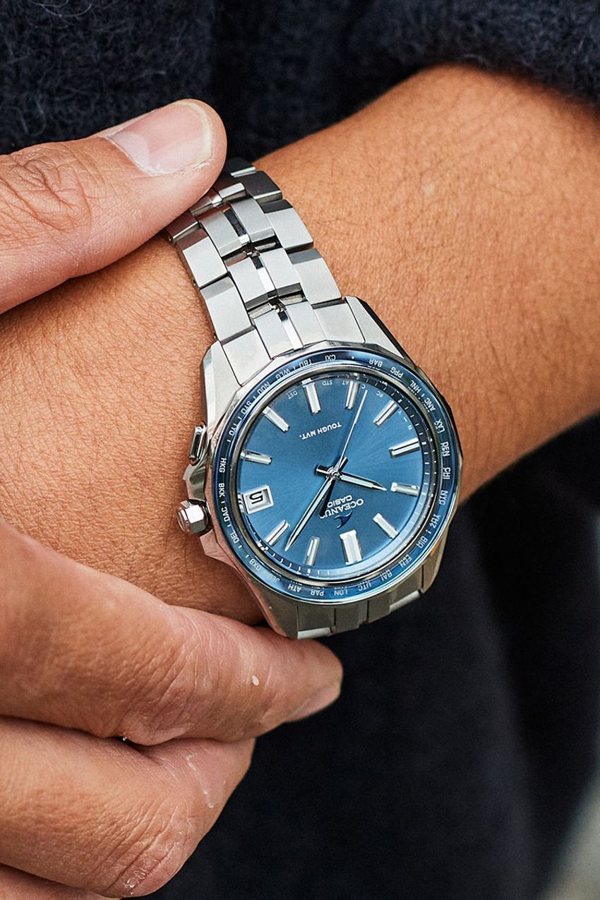 ブラックコーデを成功に導く簡単テクニック。素材、小物、意外な挿し色候補 - 2枚目の画像