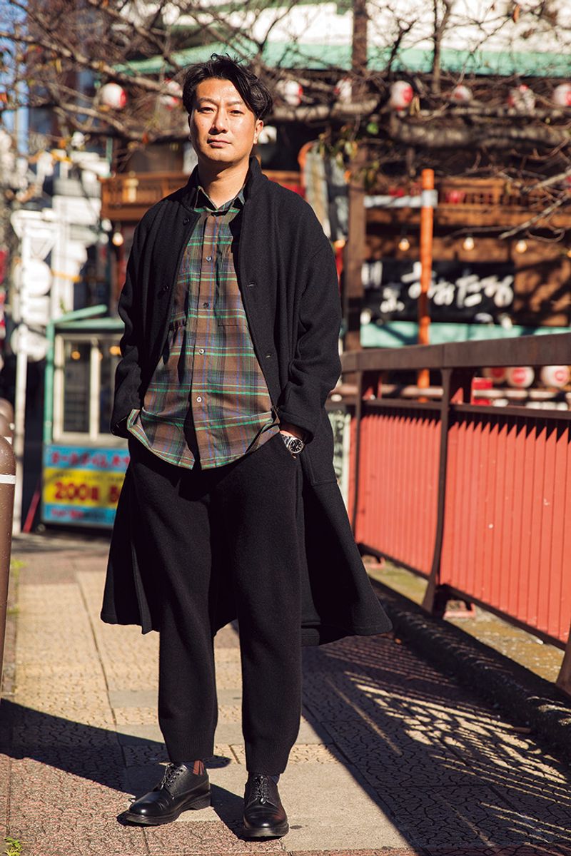 渋い色の成功例。シルエット×カラーで遊びと余裕を 佐藤累人