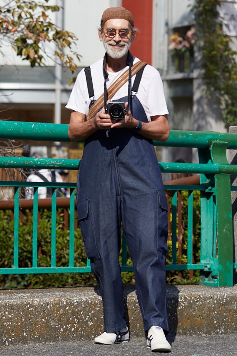 サロペット=ニコアンド 帽子、眼鏡=ともにハンドメイド スニーカー=オニツカタイガー