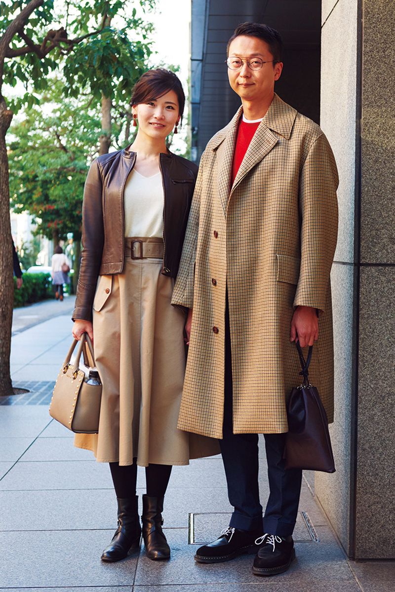 お堅いコートも挿し色と小物で自分らしい装いに変化する 割沢広一
