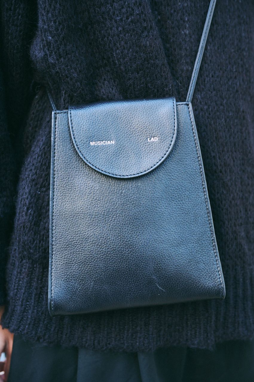 大人の休日バッグ、街の人気は「黒ポーチ」だった！みんなが使っていたブランドは…… - 5枚目の画像