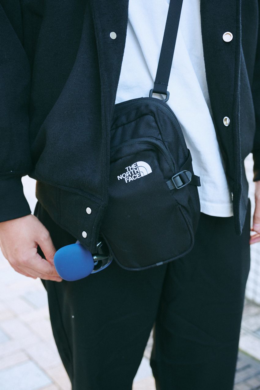 大人の休日バッグ、街の人気は「黒ポーチ」だった！みんなが使っていたブランドは…… - 4枚目の画像