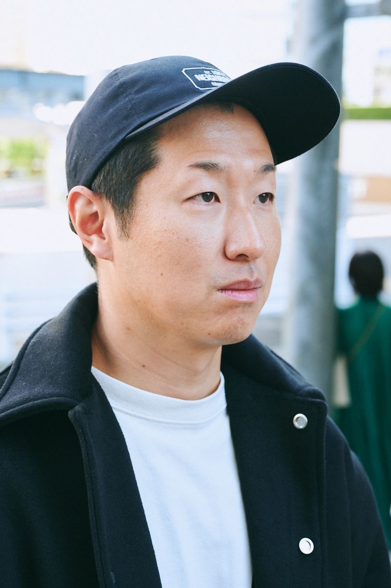 スタジャンライクな黒ブルゾンが街に馴染む 関 浩史 4枚目の写真