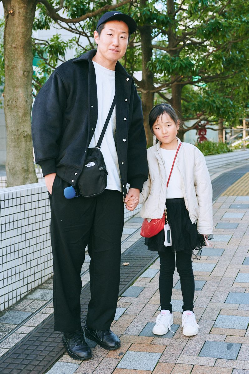 スタジャンライクな黒ブルゾンが街に馴染む 関 浩史