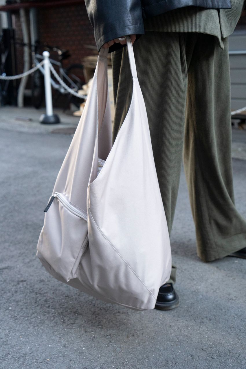 上品に合わせたい“でっかいトート”。街角の洒落者3名に見るこだわりの素材＆形 - 5枚目の画像