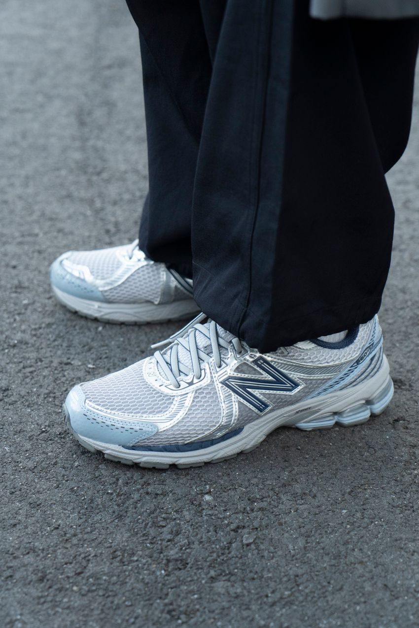 メタリック系「ニューバランス」が大人の足元を彩る！街のリアル冬コーデ3選 - 3枚目の画像
