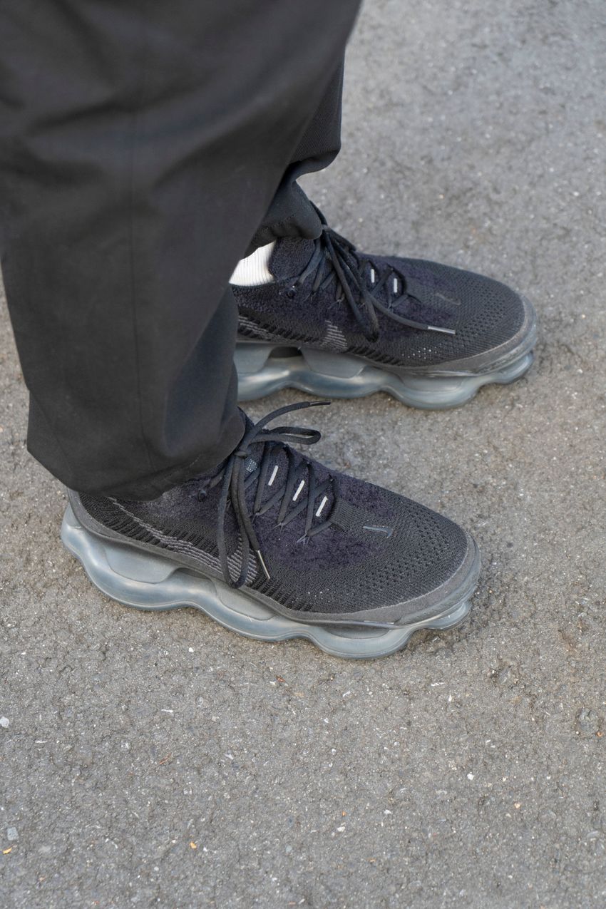 全身黒コーデは“キルティングジャケット”でニュアンスを。それを実践した街角の3名 - 4枚目の画像