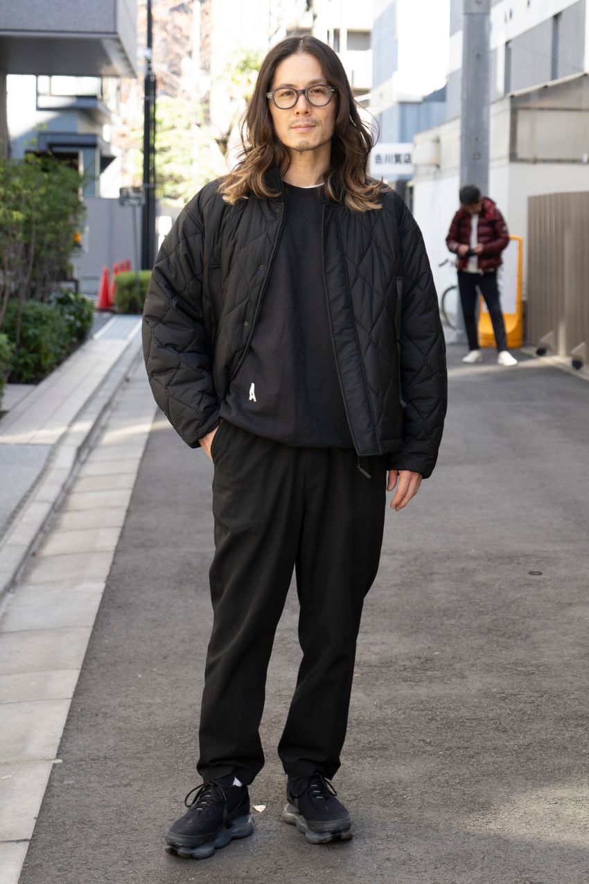 全身黒コーデは“キルティングジャケット”でニュアンスを。それを実践した街角の3名 - 2枚目の画像