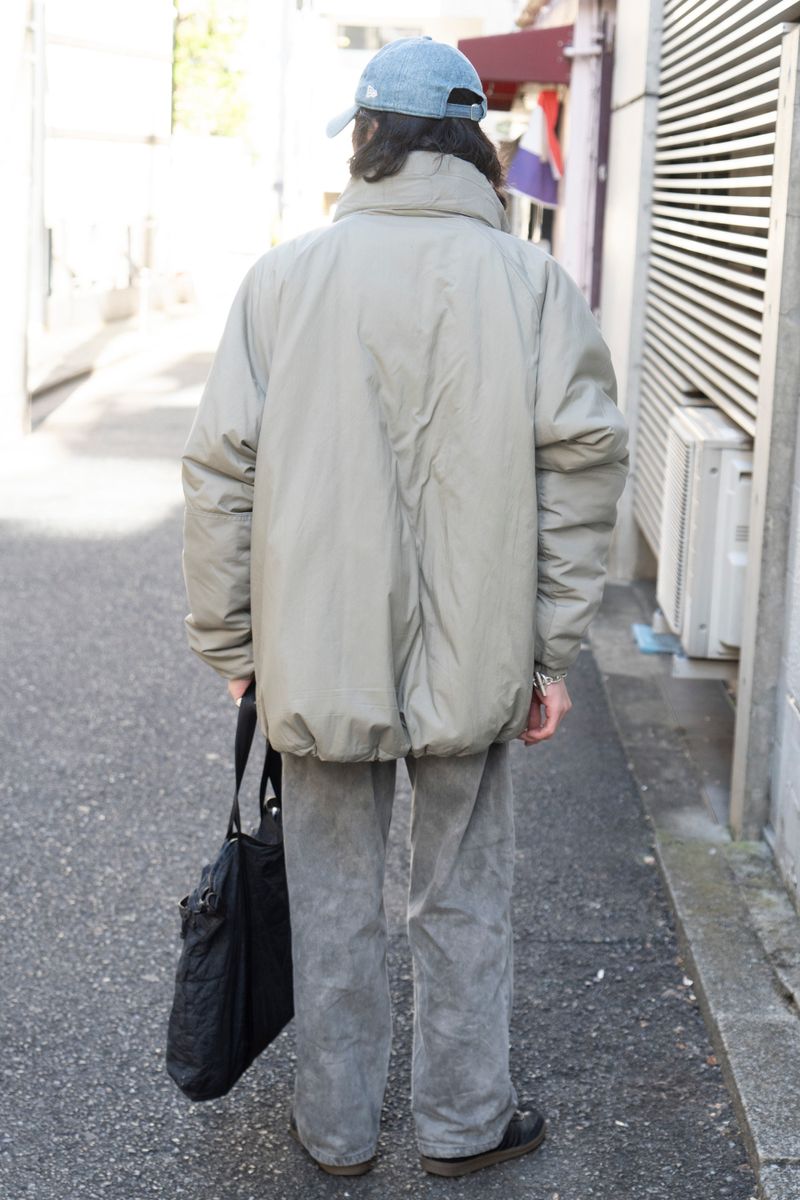 くすみカラーの服にデニムキャップがマッチ 壽福憲太 2枚目の写真