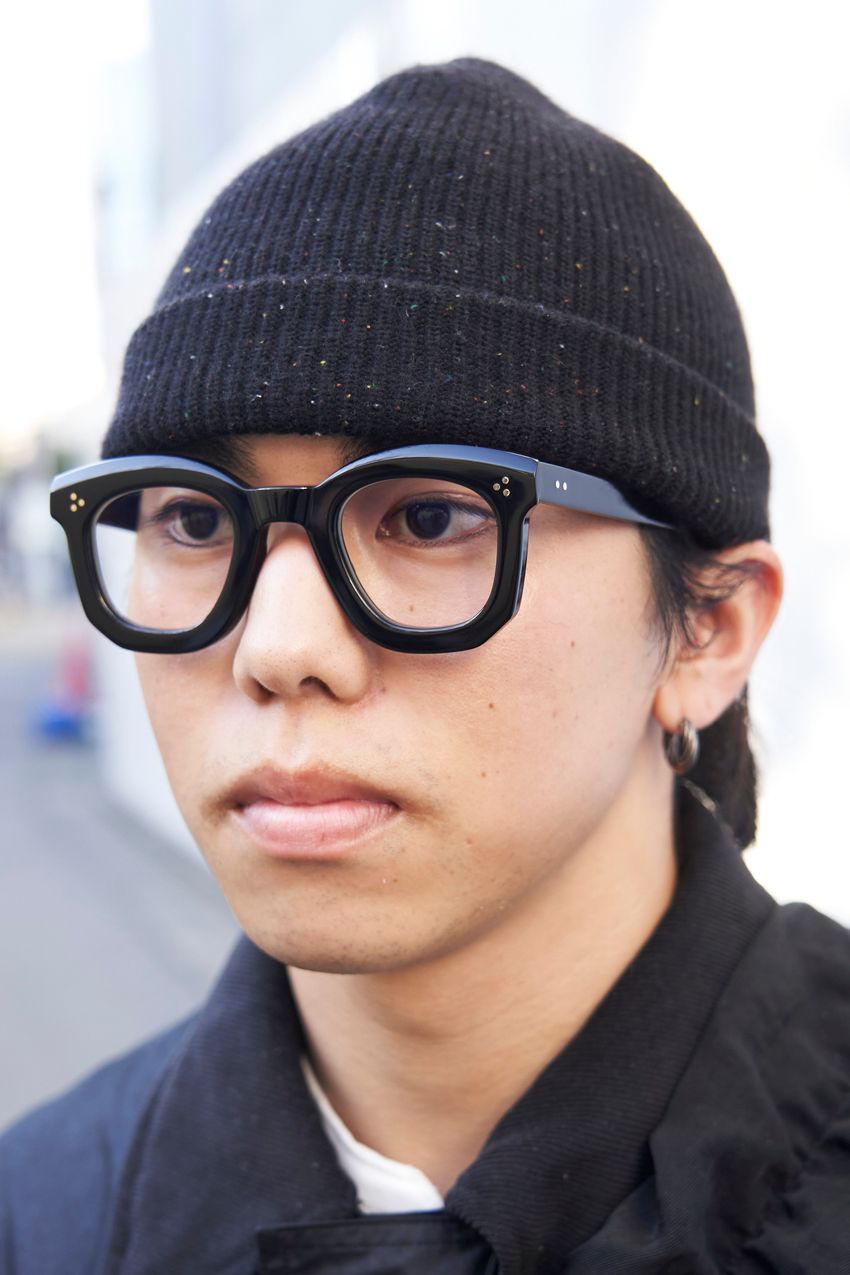 冬の単調コーデに個性を加える「ニット帽＋メガネ」。雰囲気たっぷりな好サンプル3選 - 4枚目の画像