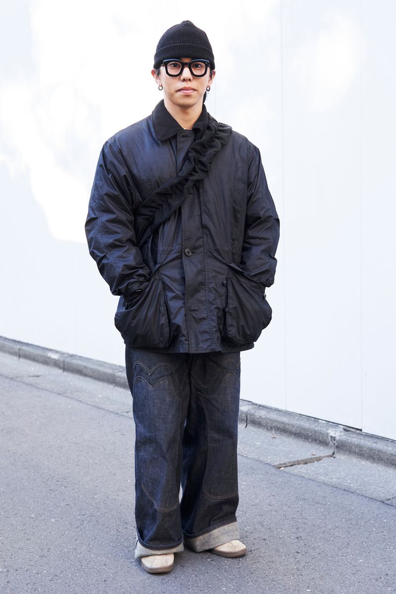 インパクト大の太縁メガネと黒コーデが融合 コッピー