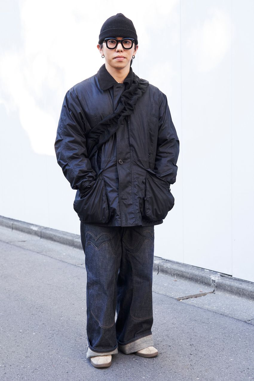 ショルダーバッグは“トップスに馴染ませ派”が優勢！ 同系色で揃えるメリットをスナップで - 4枚目の画像