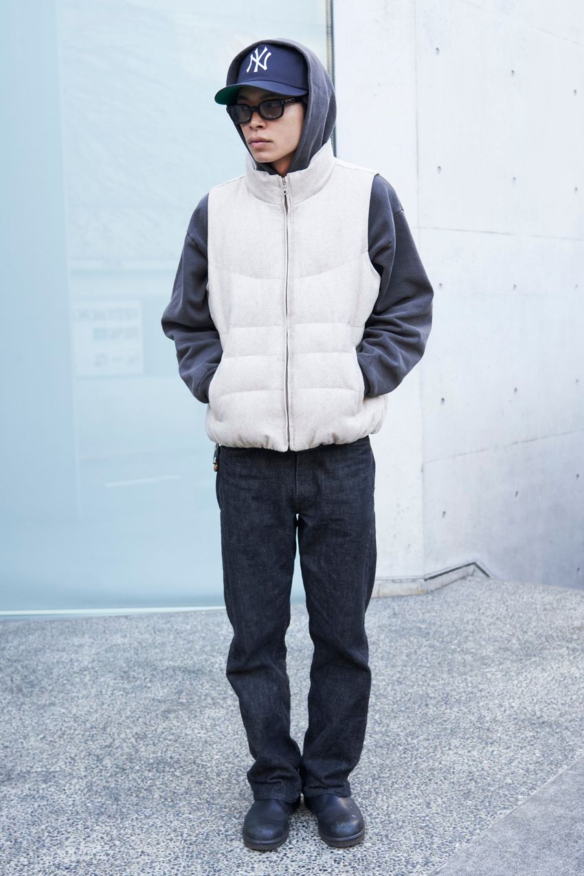 春アウターは「ダウンベスト」が使いやすい！パーカやシャツ合わせetc.体温調節の好例をスナップで - 7枚目の画像