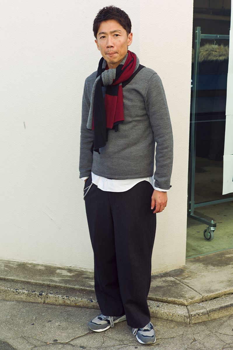 グレー基調のベーシックな装いを、ワイドパンツでフレッシュに 中山善仁