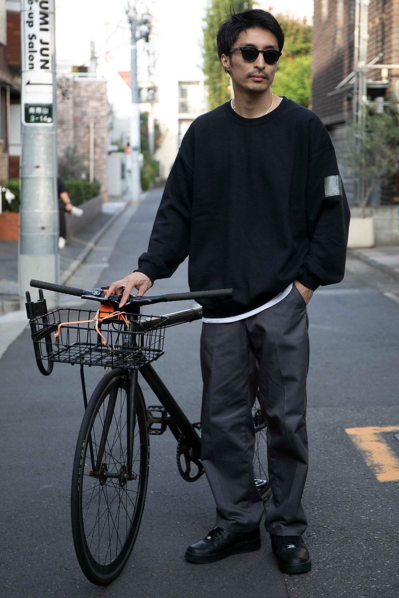 スウェット=N.ハリウッド パンツ=レッドキャップ サングラス=モスコット スニーカー=ナイキ