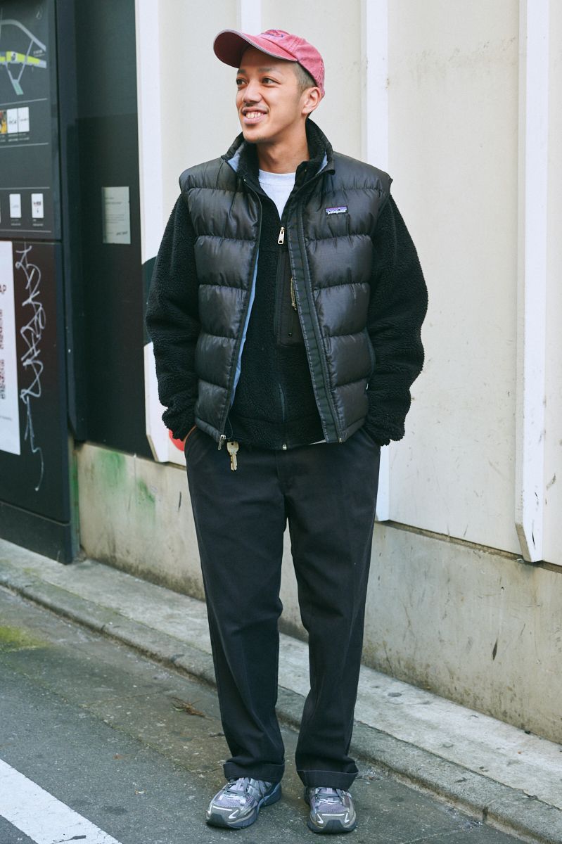 ダウンベスト、フリース=ともにパタゴニア パンツ=ディッキーズ シューズ=アディダス 帽子=古着 リング=セルジュトラヴァル