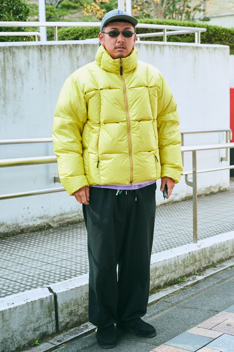 ダウンジャケット=ゴールドウインゼロ パンツ=カネマサフィル シューズ=クラークス 帽子=ピルグリムサーフ+サプライ 眼鏡=レイバン バングル、リング=ともにトムウッド