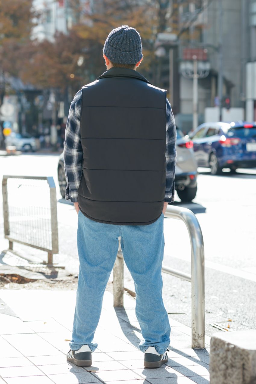 春アウターは「ダウンベスト」が使いやすい！パーカやシャツ合わせetc.体温調節の好例をスナップで - 2枚目の画像