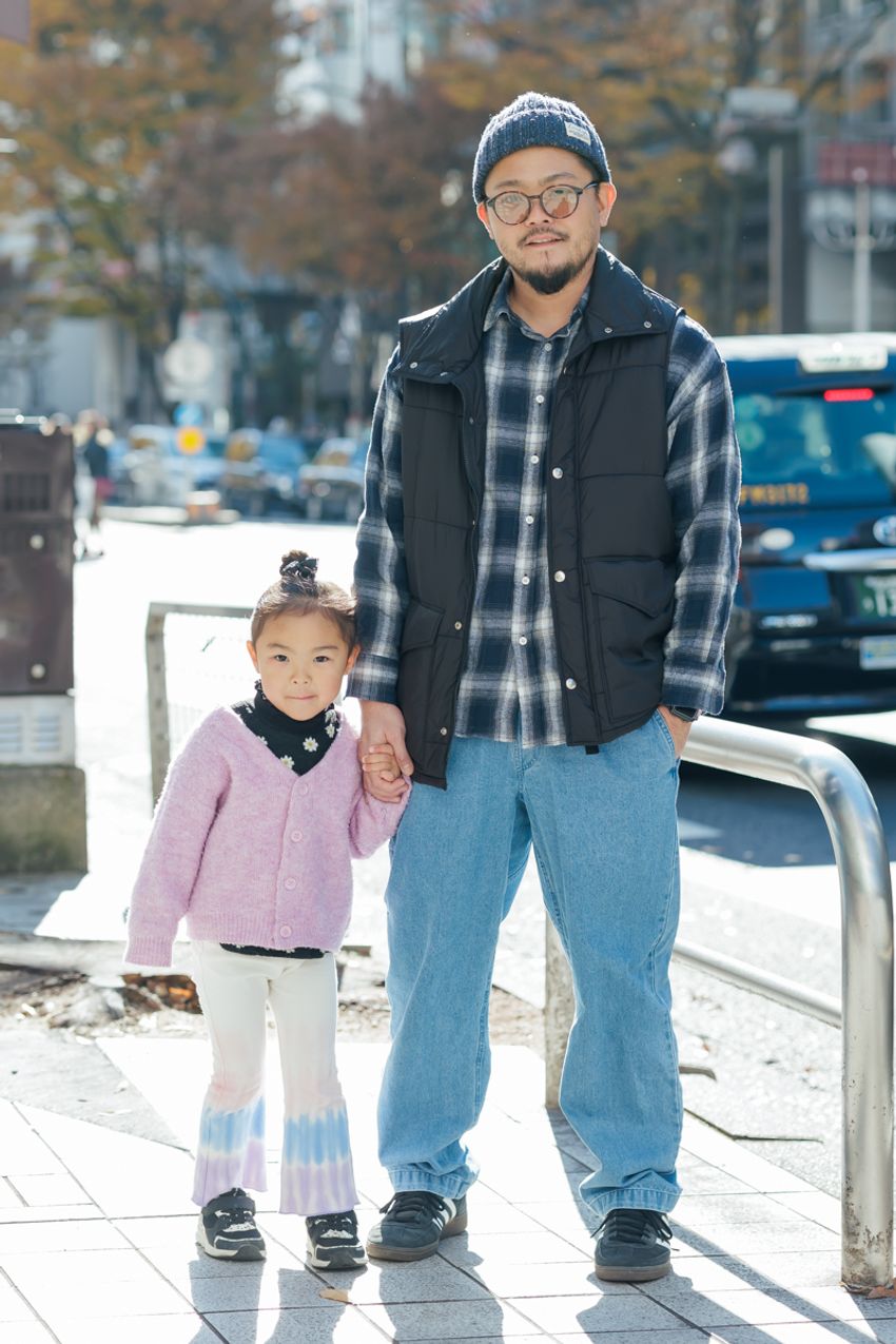 春アウターは「ダウンベスト」が使いやすい！パーカやシャツ合わせetc.体温調節の好例をスナップで - 1枚目の画像