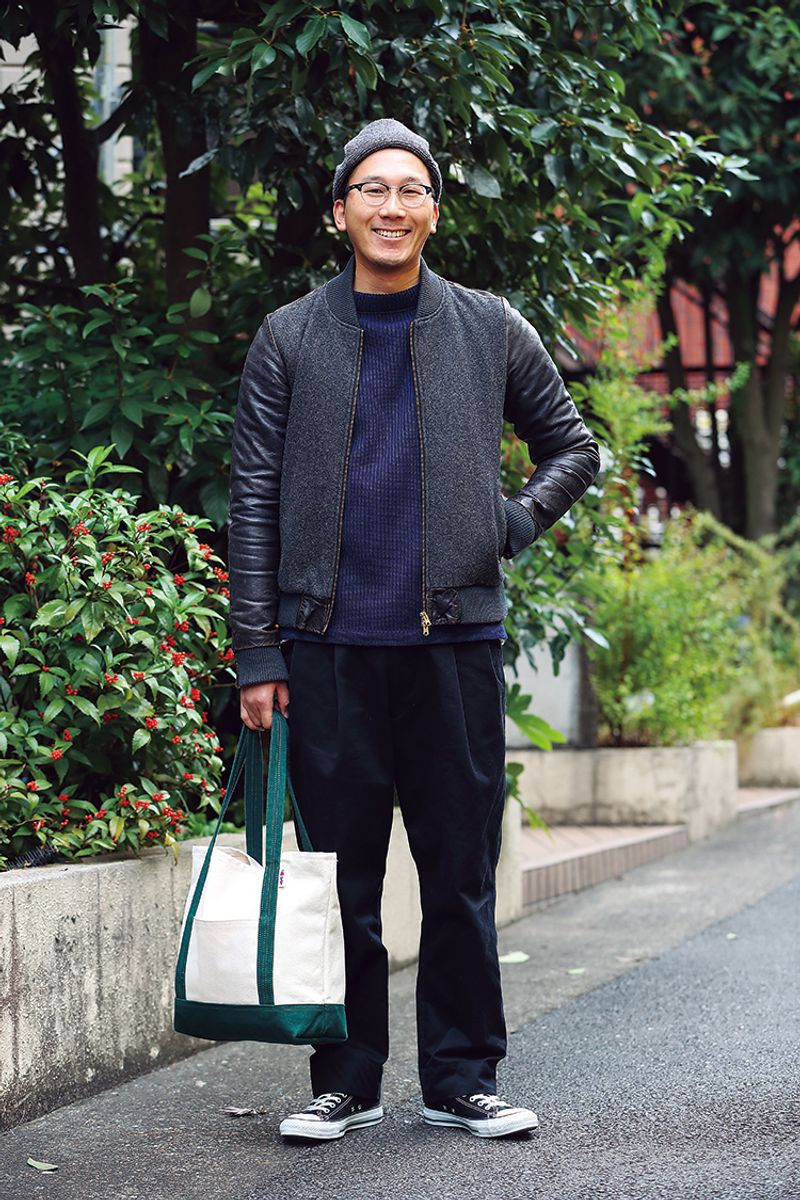 定番かつ存在感あり。トートとコンバースで大人カジュアルに 竹上隆一