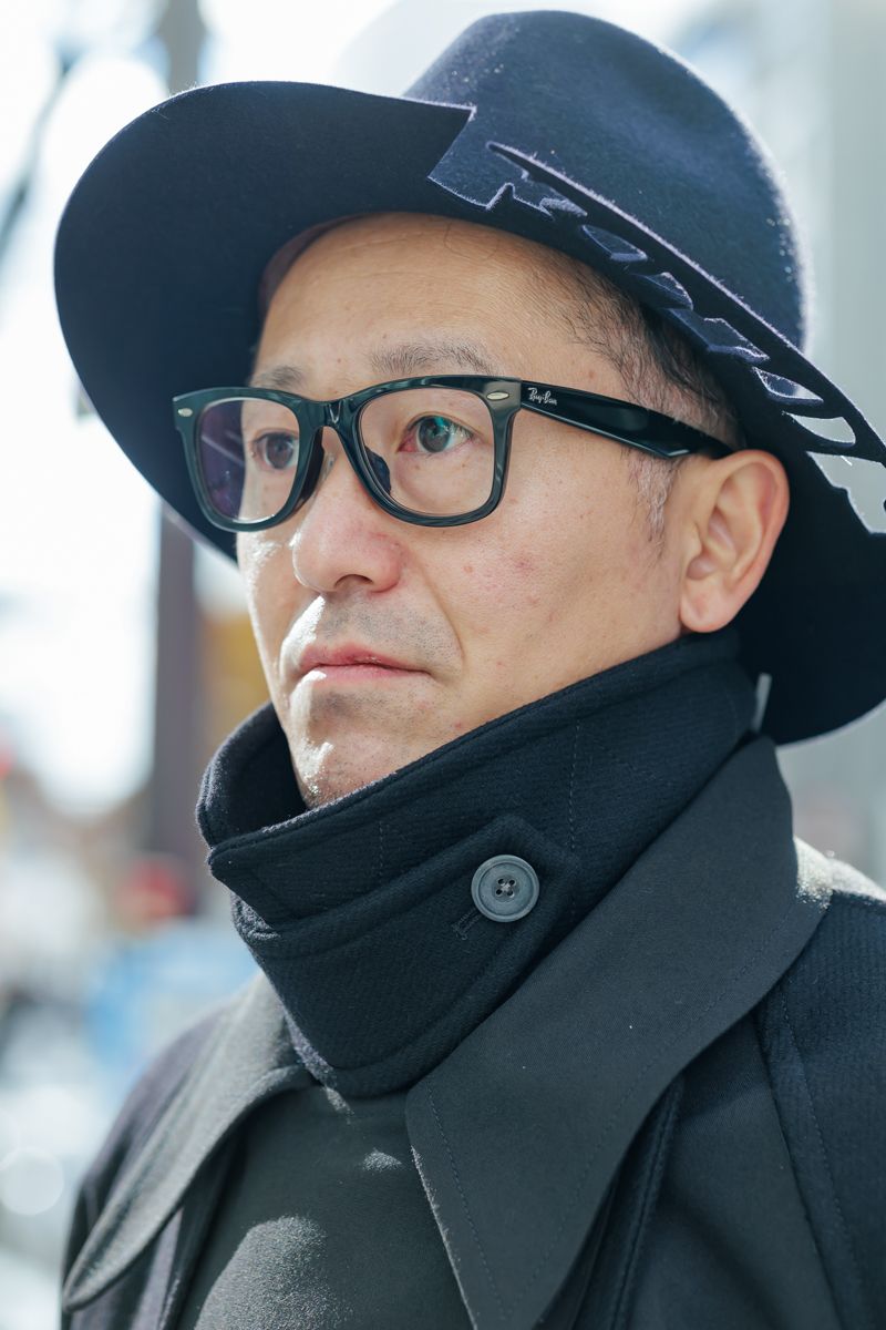 黒トレンチをモードっぽく着こなした好例 手井洋輔 4枚目の写真