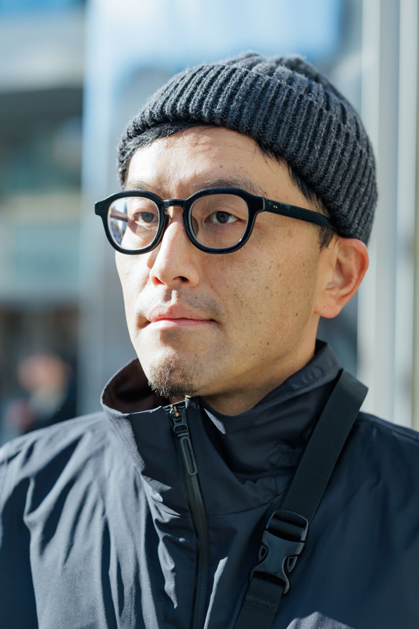 冬の単調コーデに個性を加える「ニット帽＋メガネ」。雰囲気たっぷりな好サンプル3選 - 6枚目の画像