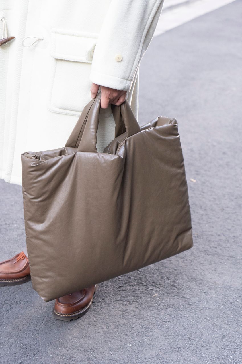 意外と難しい“休日の手提げバッグ”選び。使い勝手とオシャレを両立させた3人のスナップ集 - 3枚目の画像