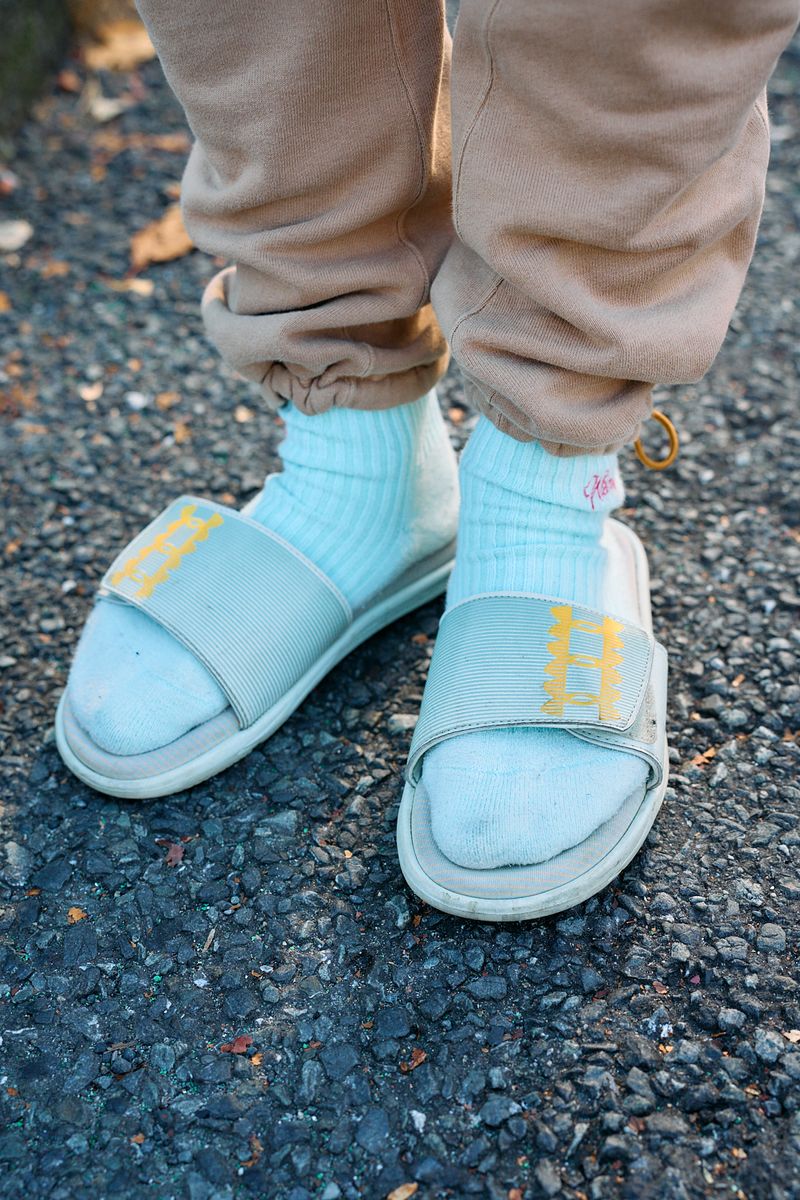 ソックス履きサンダルのワンマイルコーデ 稲葉 朗 7枚目の写真