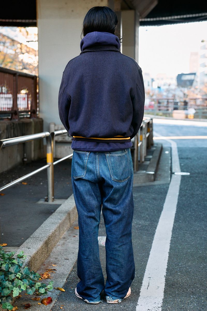 ネイビーコーデの足元に派手柄でポイントを 丹内覚馬 2枚目の写真
