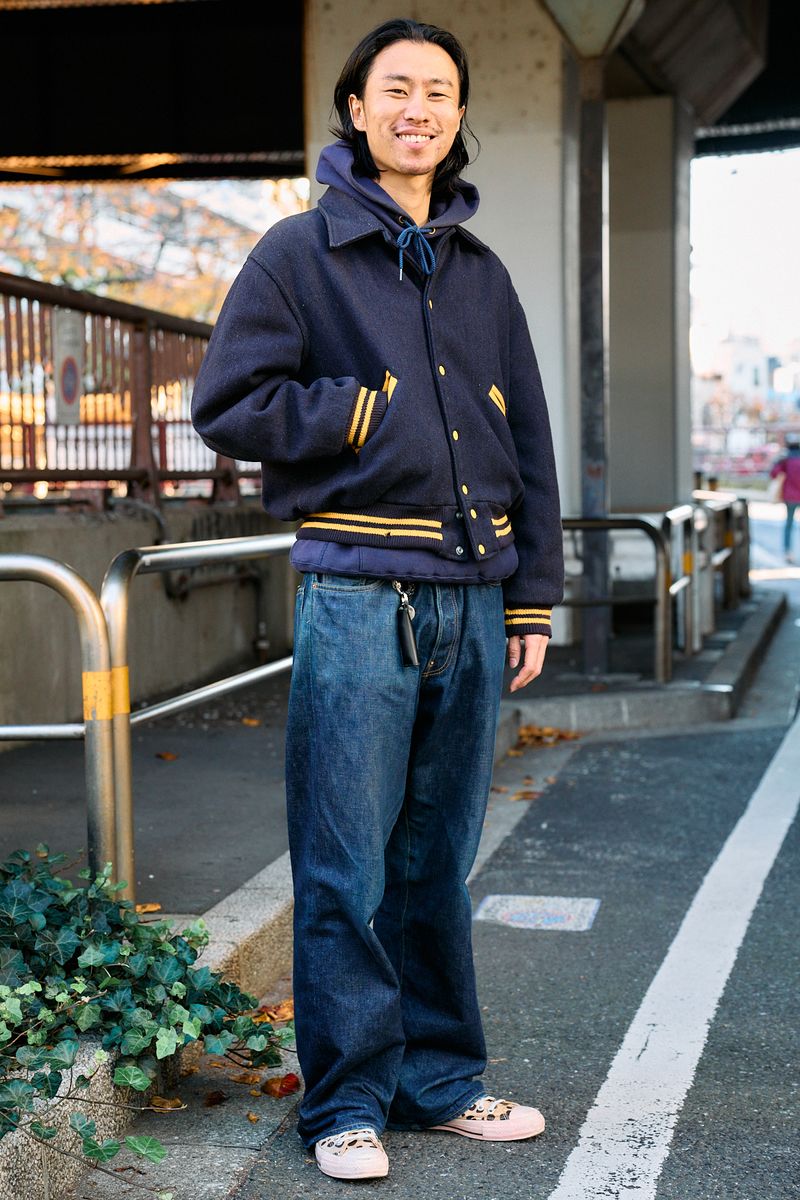 ネイビーコーデの足元に派手柄でポイントを 丹内覚馬