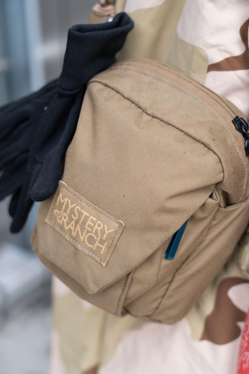 ショルダーバッグは“トップスに馴染ませ派”が優勢！ 同系色で揃えるメリットをスナップで - 3枚目の画像