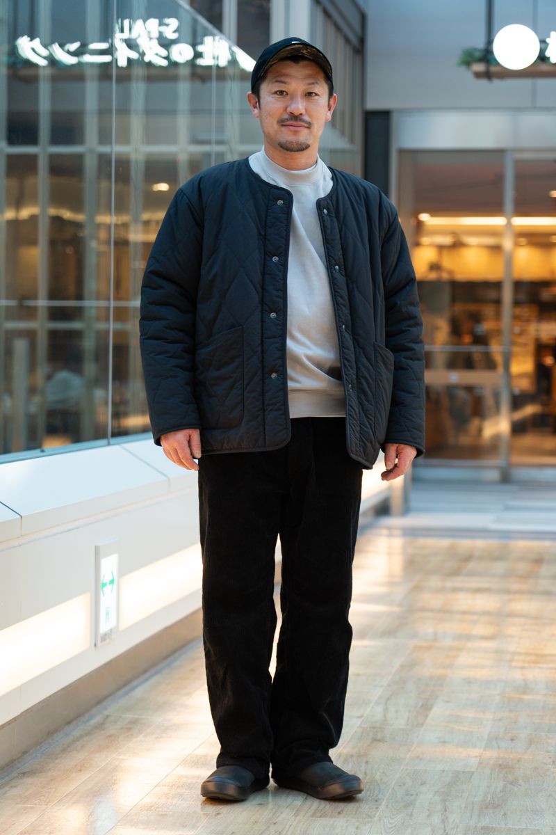 ジャケット、スウェット、パンツ=すべてユナイテッドアローズ シューズ=キーン 帽子=ビームス 腕時計=ニクソン